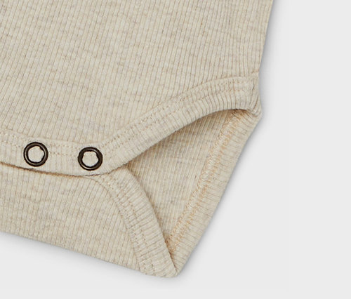 Gros plan sur l'un des 2 bodies pour bébé NAME IT en Keepsake Lilac.