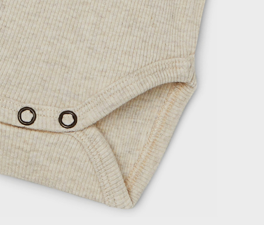 Gros plan sur l'un des 2 bodies pour bébé NAME IT en Keepsake Lilac.
