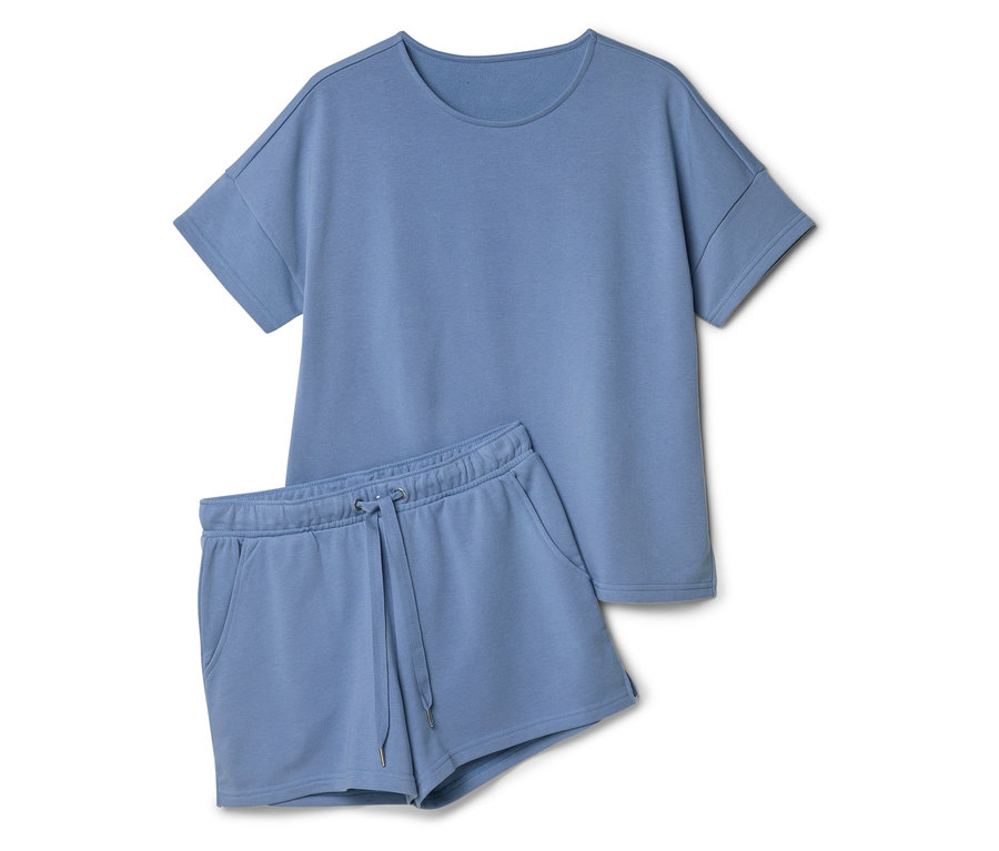 Ensemble bleu clair composé d'un t-shirt à manches courtes et d'un short à cordon.