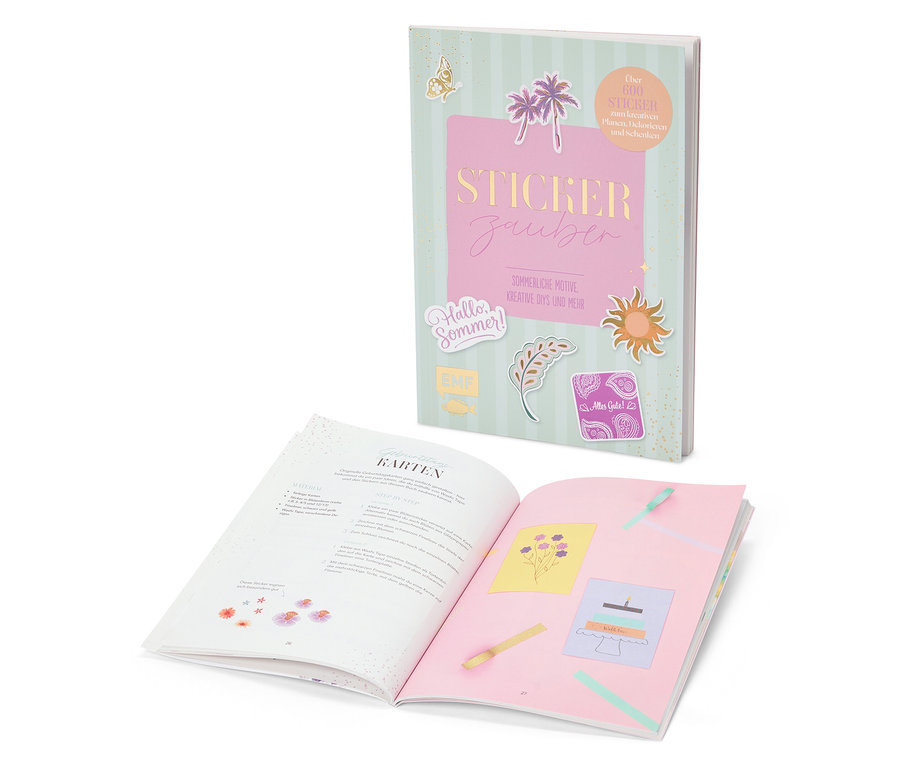 Un livre Sticker Zauber est posé à côté de deux pages ouvertes avec des instructions et des exemples d'application d'autocollants.