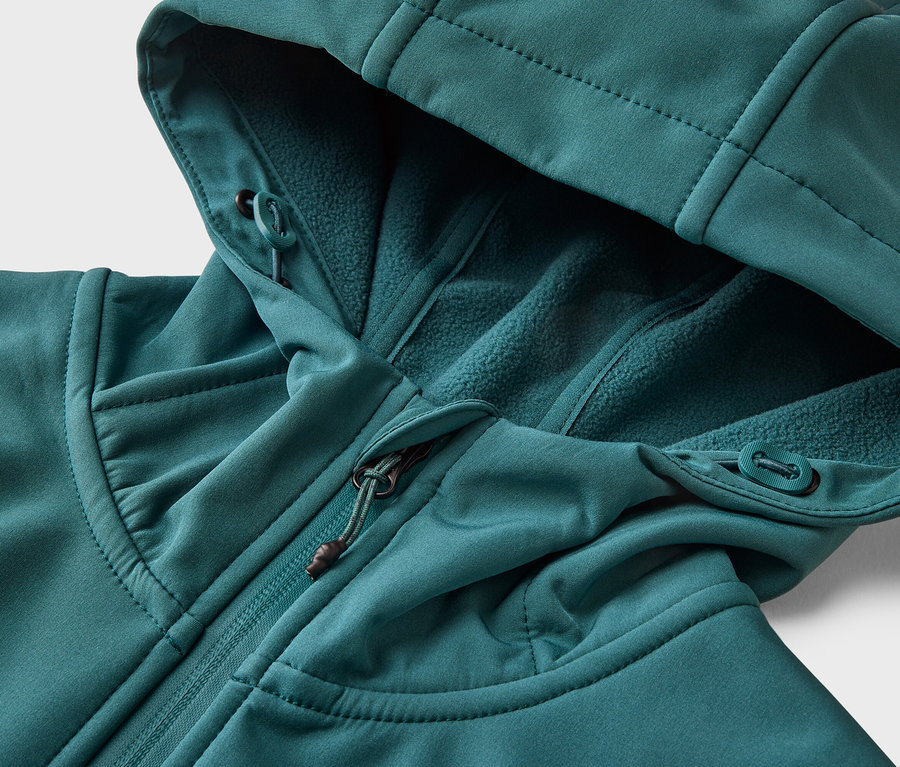Gros plan d'un blouson à capuche bleu pétrole avec fermeture éclair et cordon de serrage.