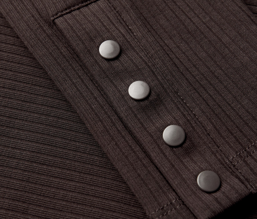 Gros plan sur un maillot côtelé marron Street One avec des boutons argentés.
