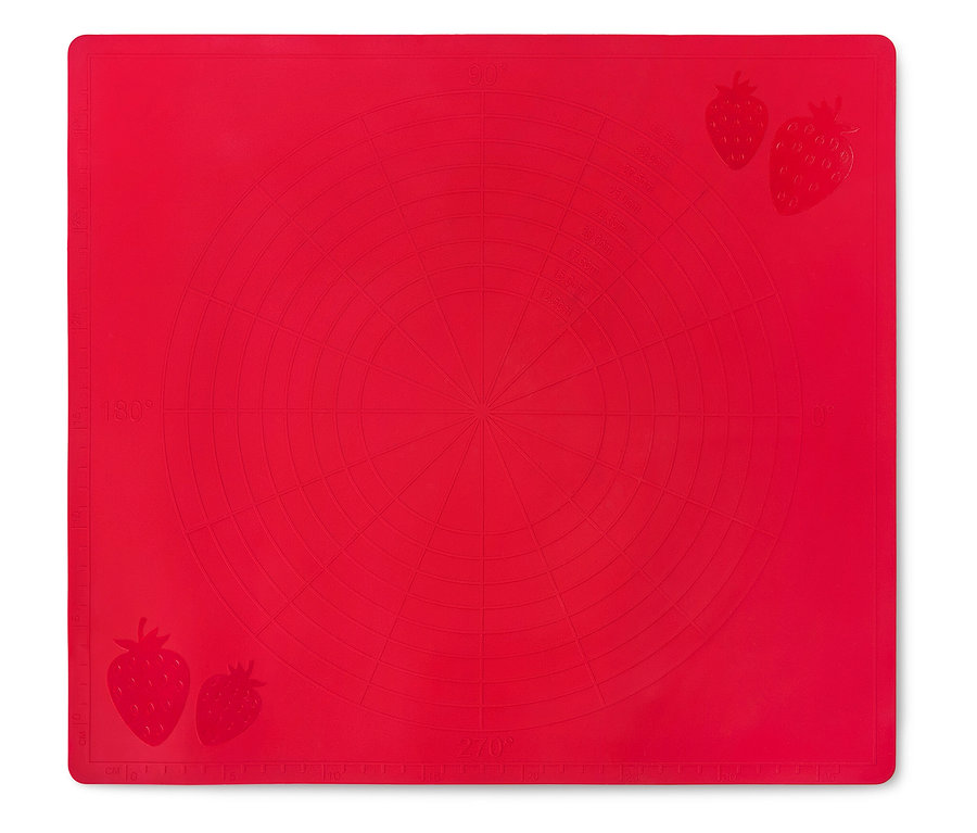 Tapis de cuisson rouge en silicone avec cercles en relief et fraises dans les coins.