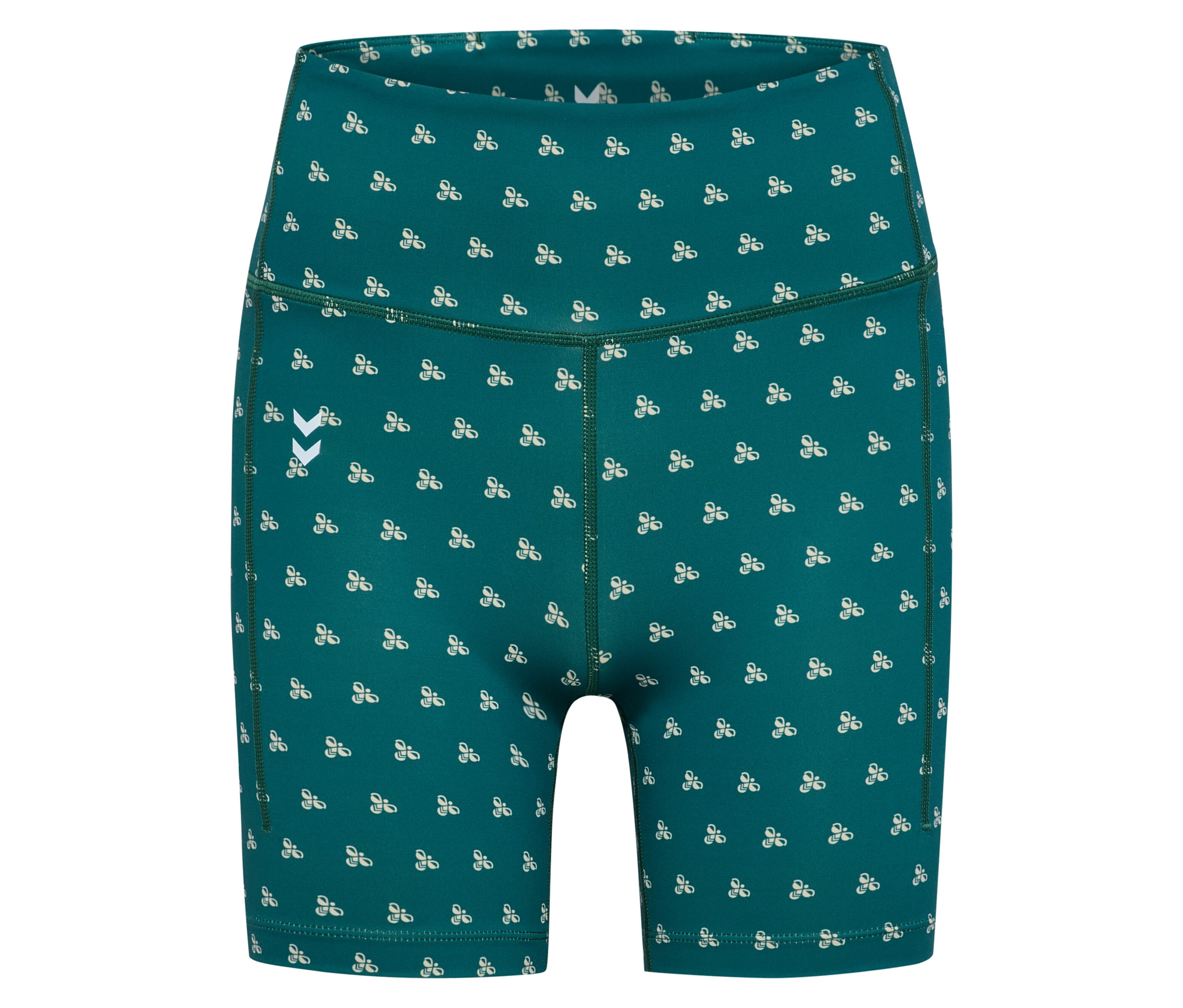 Gros plan sur un short HUMMEL pour femme vert avec un motif blanc.