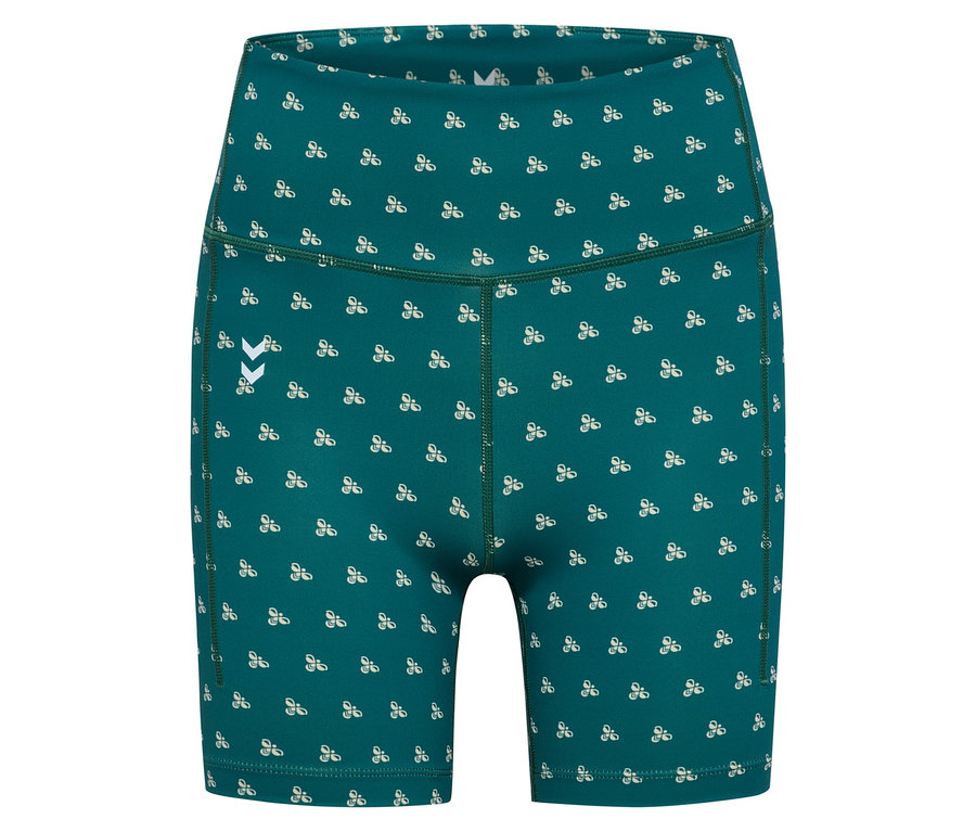 Gros plan sur un short HUMMEL pour femme vert avec un motif blanc.