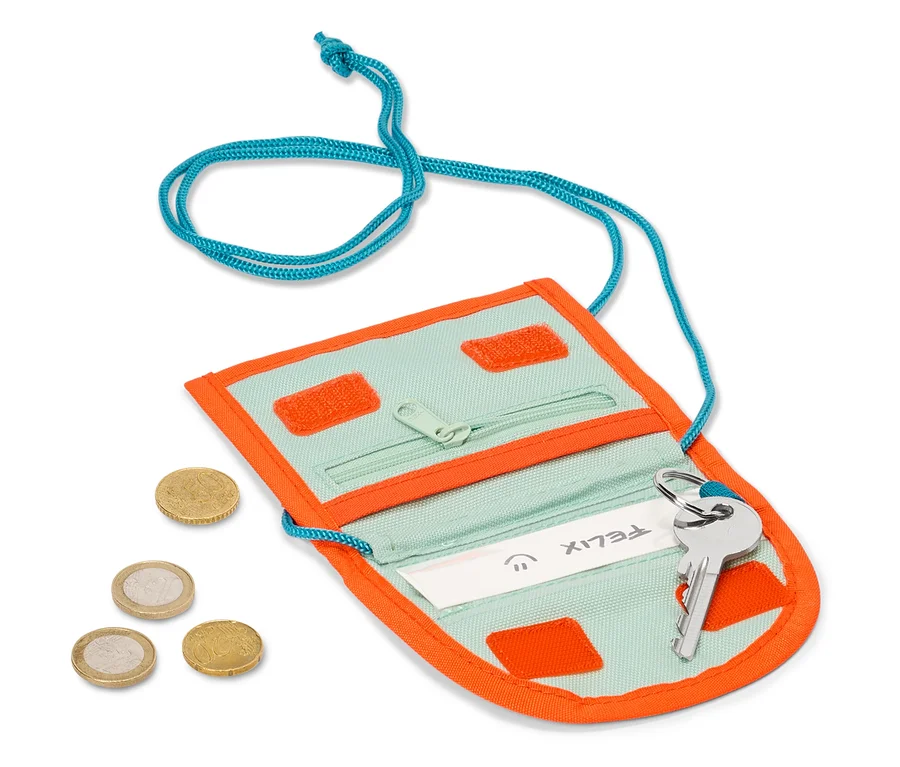 Un portefeuille ouvert bleu clair et orange avec des pièces de monnaie, une clé et un ruban bleu.
