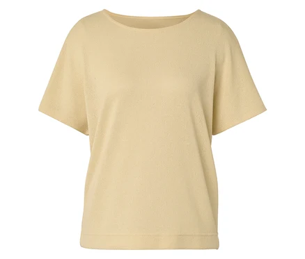 Un haut en tricot jaune clair à manches courtes et encolure ras du cou sur fond blanc.