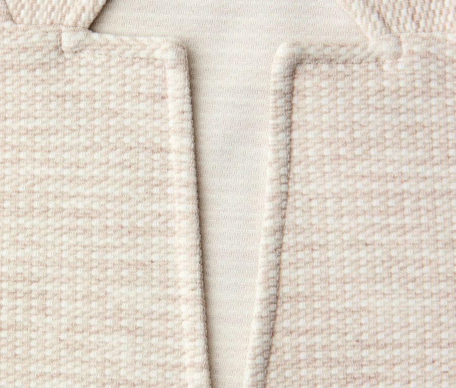Gros plan sur l'encolure beige et blanche du blazer en jersey Street One.