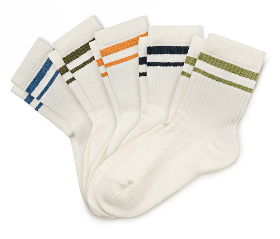 Cinq chaussettes blanches disposées en éventail côte à côte, chacune avec deux rayures colorées sur le bord supérieur : bleu, olive, orange, bleu marine et vert clair.