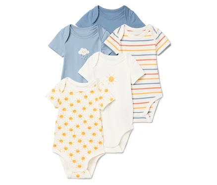 Cinq bodies à manches courtes pour bébé sont superposés, notamment des modèles unis bleus, rayés et imprimés de soleils ou de nuages.