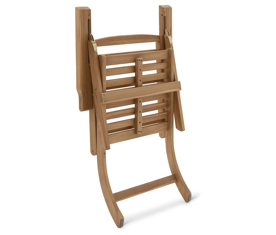Une chaise en bois pliée se dresse sur un fond blanc.