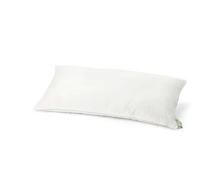 Oreiller blanc rectangulaire avec passepoil vert et une étiquette verte.