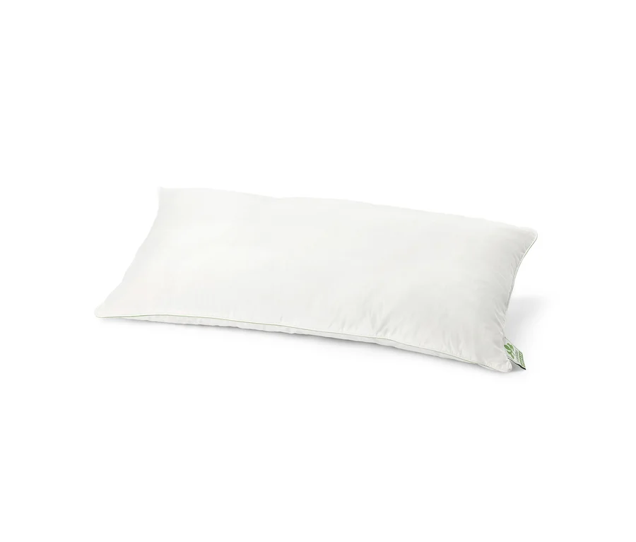 Oreiller blanc rectangulaire avec passepoil vert et une étiquette verte.