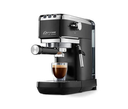 Machine à expresso noire avec une tasse de café.
