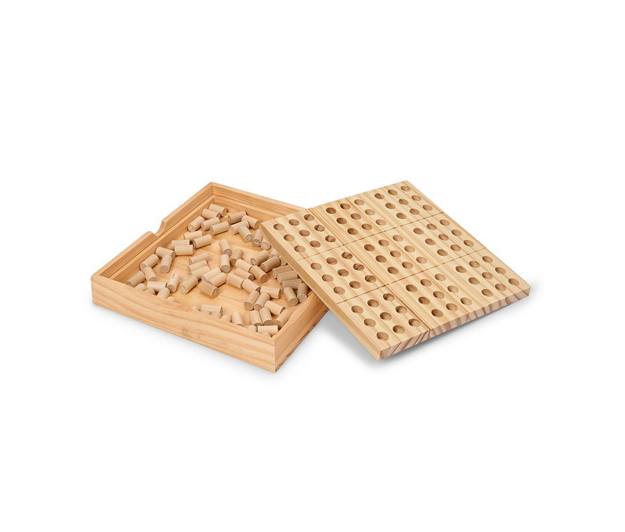 Une boîte en bois remplie de chevilles en bois et une plaque perforée.