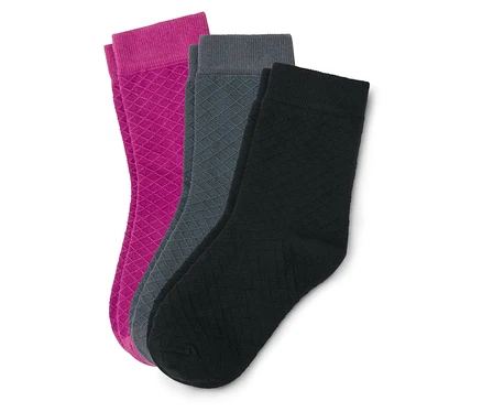 Trois chaussettes roses, gris foncé et noires avec un motif losanges, disposées en diagonale.