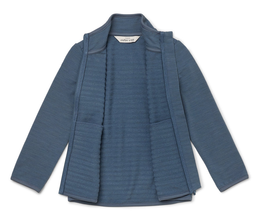 Une veste bleue ouverte à manches longues et col, posée à plat. La veste a un tissu texturé et deux poches visibles à l'intérieur sur le devant. Une étiquette "HAPPY KIDS" est visible près du col.
