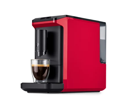 Machine à café entièrement automatique « Esperto mini », Lovely Red, rouge et noire, versant du café dans une tasse en verre.