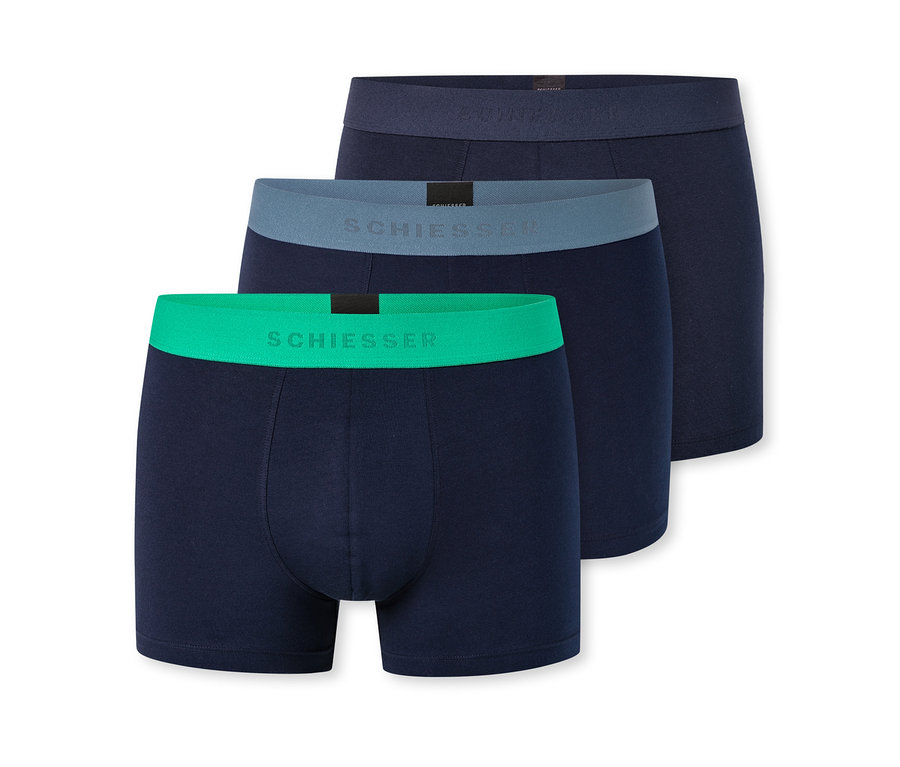 Trois caleçons boxers bleu marine pour hommes sont empilés en diagonale. Le premier a une ceinture vert vif, le deuxième une ceinture gris-bleu et le dernier une ceinture bleu foncé, tous avec le logo "SCHIESSER".