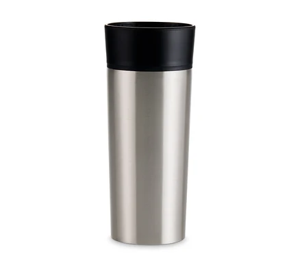 Un gobelet à café to-go en inox argenté avec un couvercle noir.