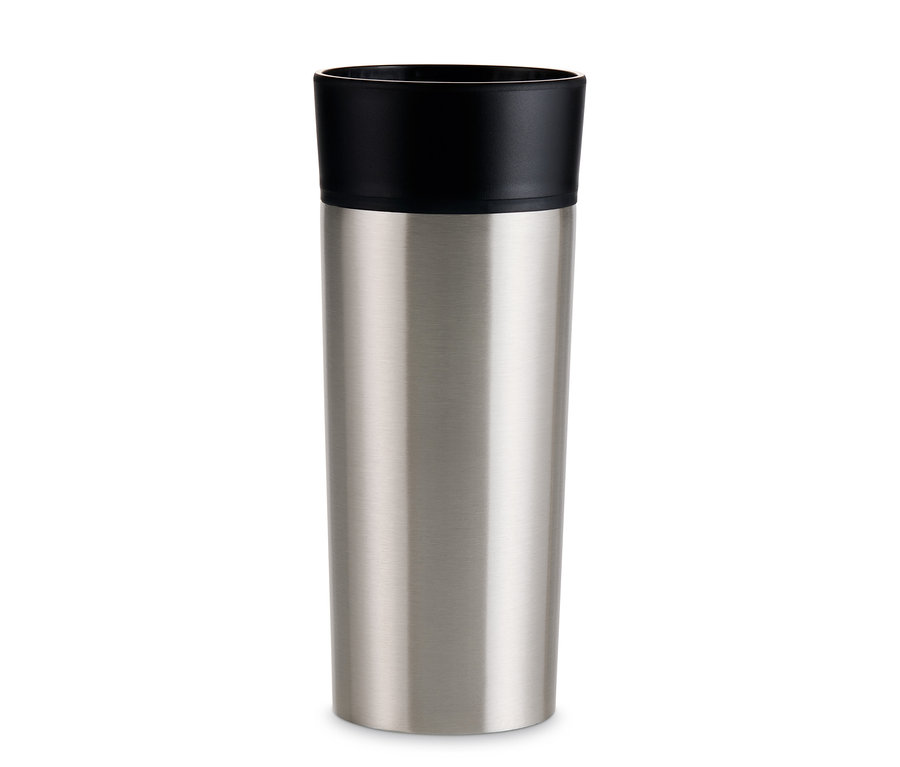 Un gobelet à café to-go en inox argenté avec un couvercle noir.