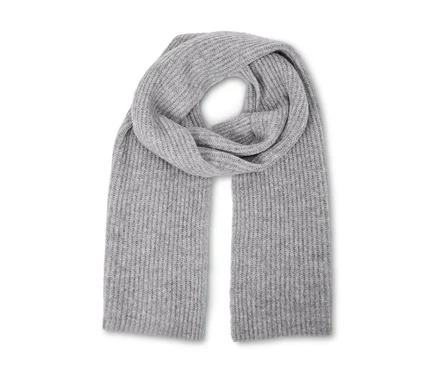 Écharpe en tricot de laine mérinos grise avec une texture côtelée, pliée sur elle-même.