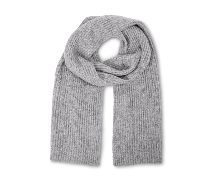 Écharpe en tricot de laine mérinos grise avec une texture côtelée, pliée sur elle-même.