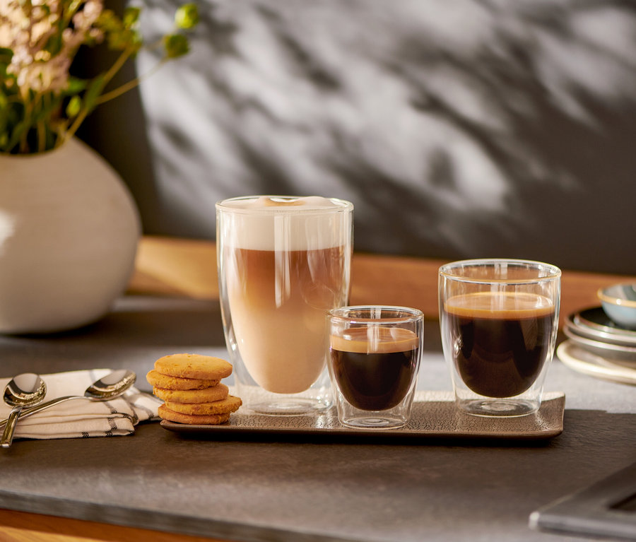Sur un plateau, des verres à café crème (lot de 2) et 2 verres à double paroi pour expresso.
