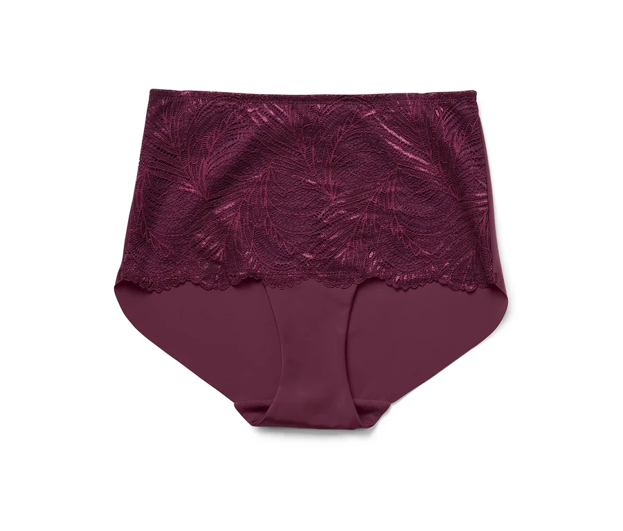 Une culotte bordeaux pour femme avec de la dentelle est posée sur un fond blanc.