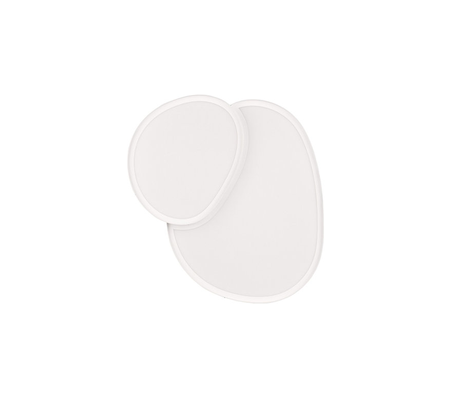 Deux objets blancs, plats et de forme irrégulière se chevauchant sur un fond blanc.