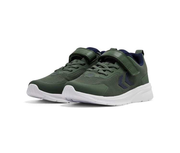 Paire de baskets vertes hummel® « Actus Tr Bearther Jr » avec semelles blanches et fermetures velcro, légèrement inclinées sur fond blanc.