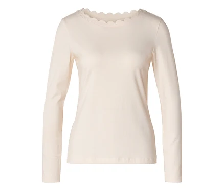 Haut à manches longues beige clair avec encolure ronde festonnée.