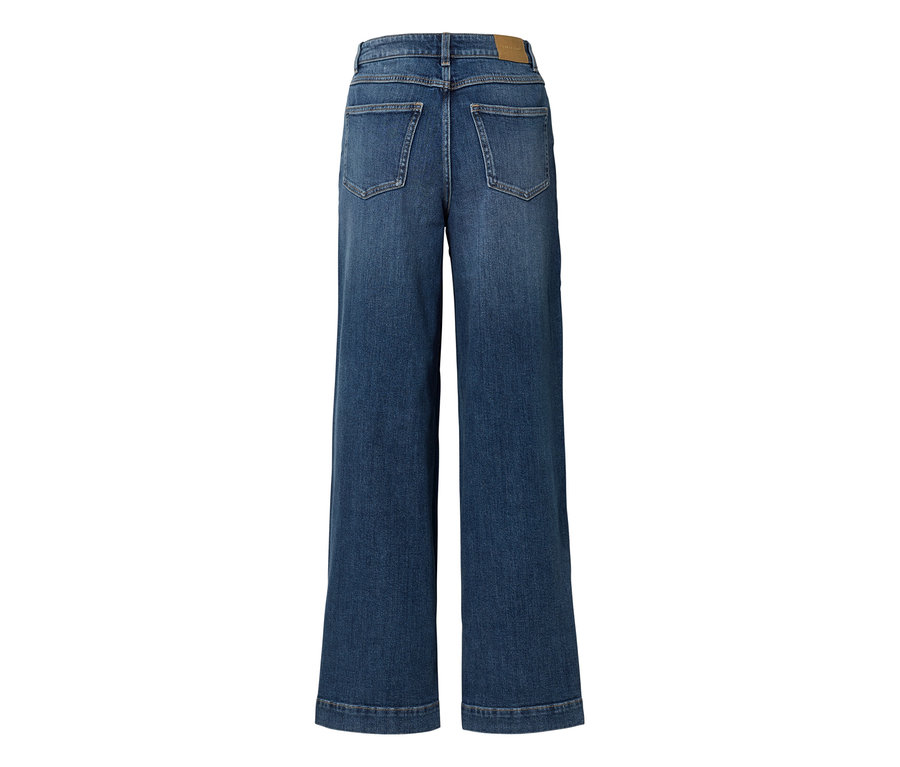 Jean bleu à jambe large et taille haute, vu de dos, avec des poches arrière et une petite étiquette marron sur la ceinture.