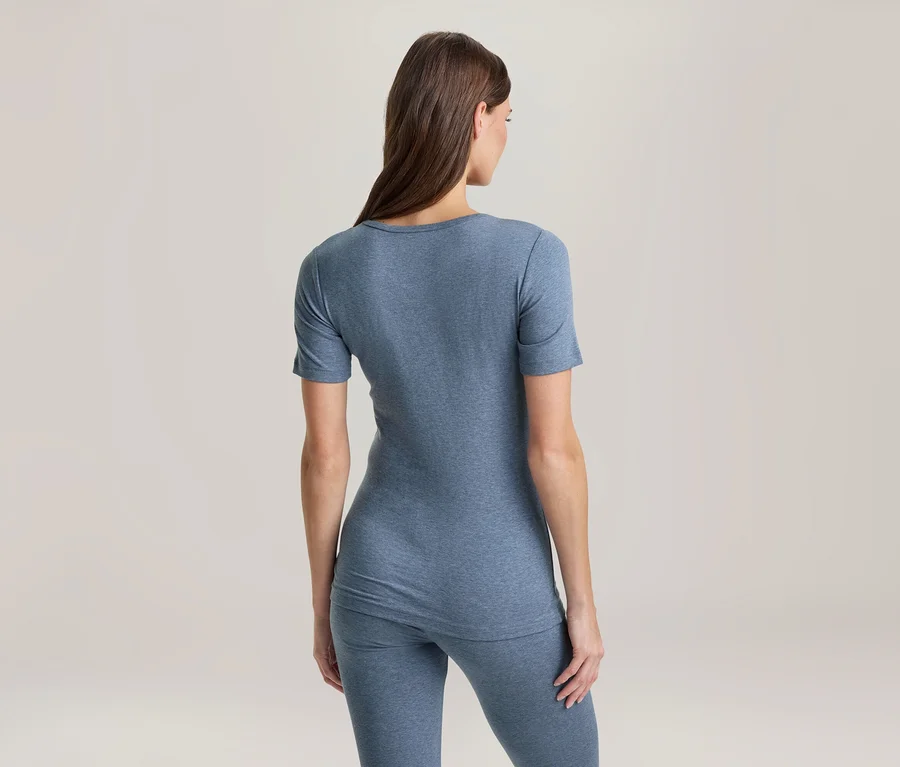 Femme vue de dos portant un haut bleu à manches courtes et un legging bleu assorti.