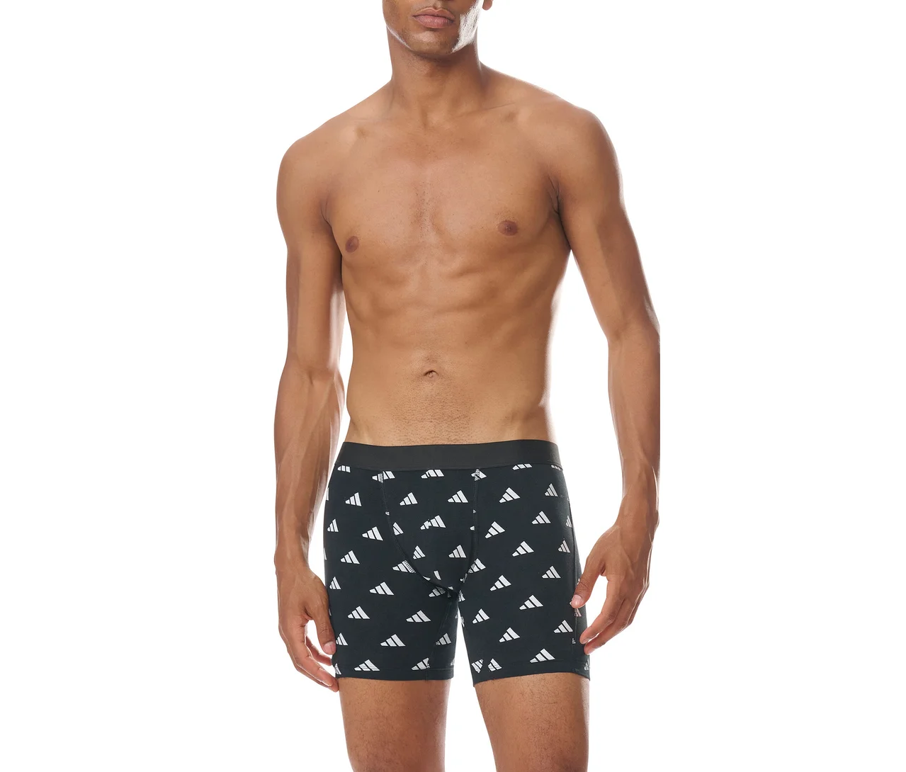 Un homme torse nu se tient de face, portant un boxer noir avec un motif répété du logo Adidas blanc.