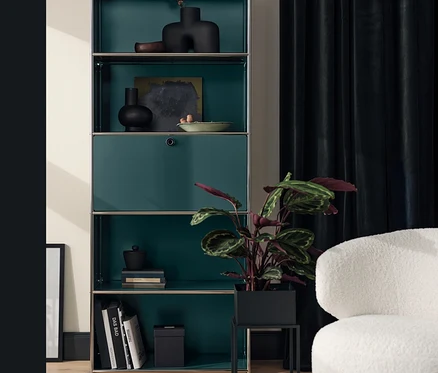 Étagère haute «
CN3
» avec abattant et Boîte à plantes dans un salon.
