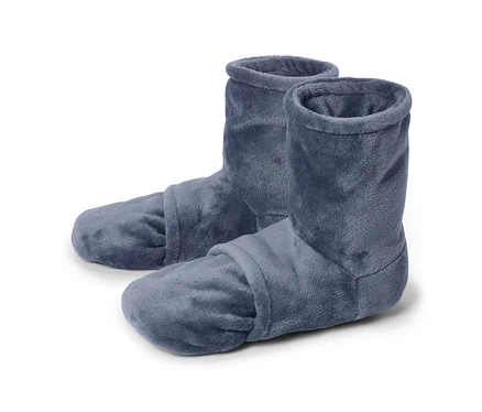 Gros plan de deux chaussons montants bleus en tissu sur fond blanc.
