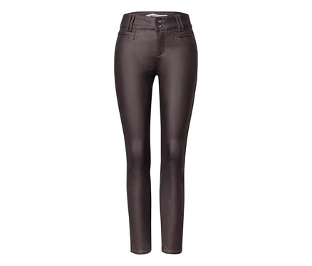 Pantalon Street One rouge foncé aspect cuir, coupe ajustée, avec fermeture boutonnée et passants de ceinture.