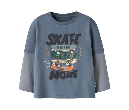 T-shirt à manches longues bleu-gris avec des manches superposées gris clair, orné d'un imprimé graphique de trois skateboards empilés et des mots « SKATE » et « MORE ».