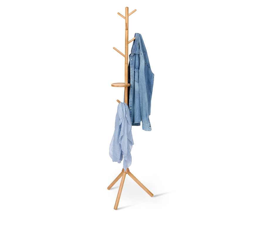 Un porte-manteau avec une chemise en jean et une écharpe suspendues.
