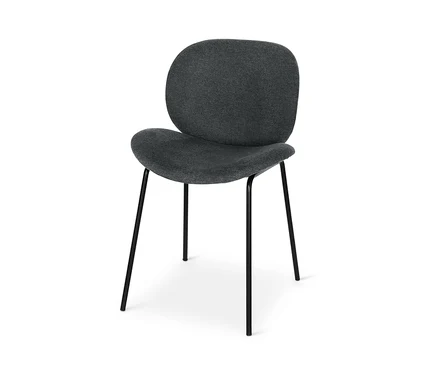Chaise design rembourrée gris foncé avec pieds noirs.