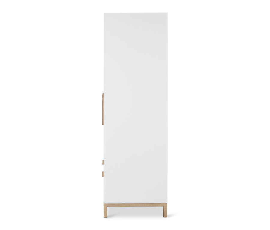 Une armoire de chambre « Eklund » blanche avec tiroirs.