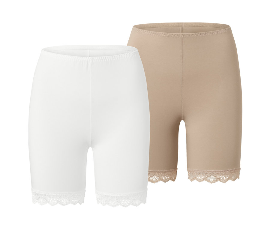 Deux cyclistes, un blanc et un couleur chair, tous deux avec de la dentelle sur les jambes.