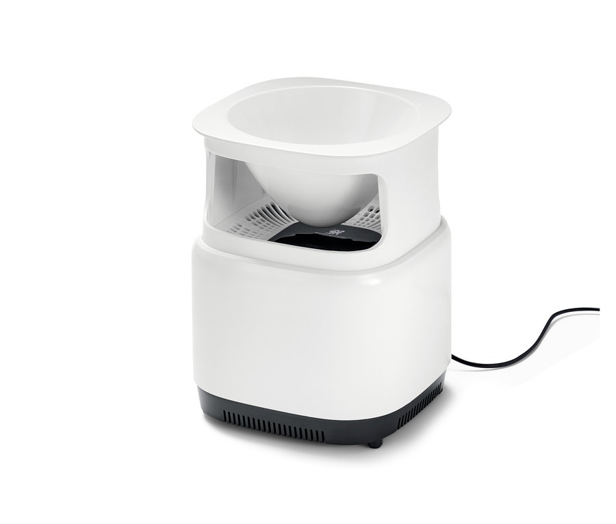 Gros plan d'un pot de fleurs blanc avec filtre à air.