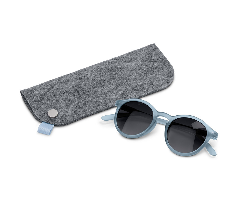 Lunettes de soleil bleu clair et étui gris sur fond blanc.