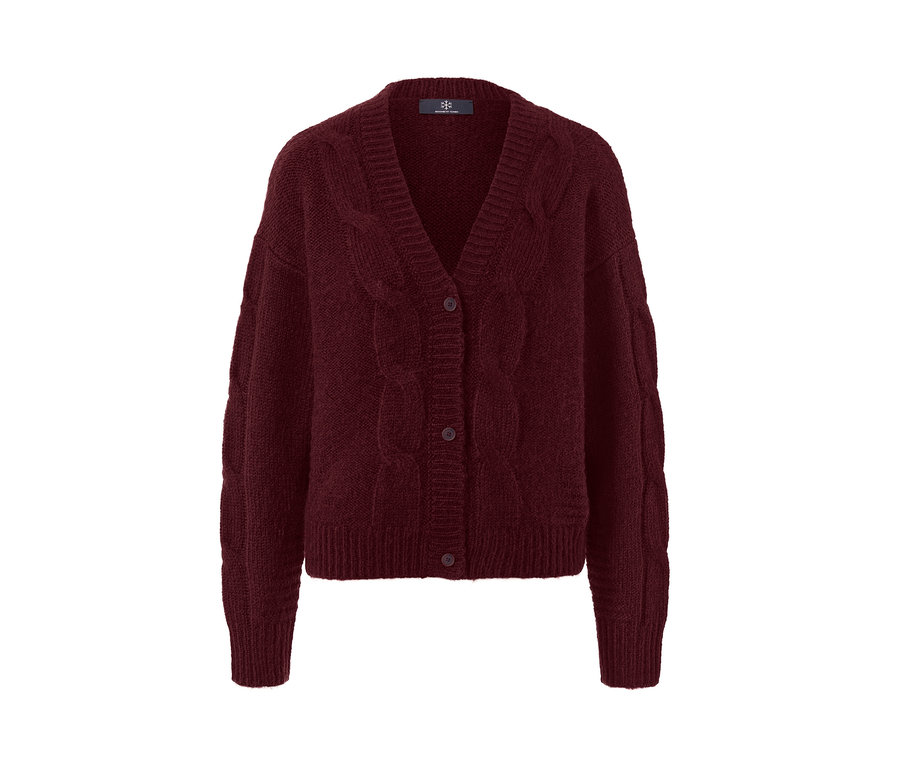 Gros plan d'un cardigan bordeaux en maille avec des torsades et des boutons.