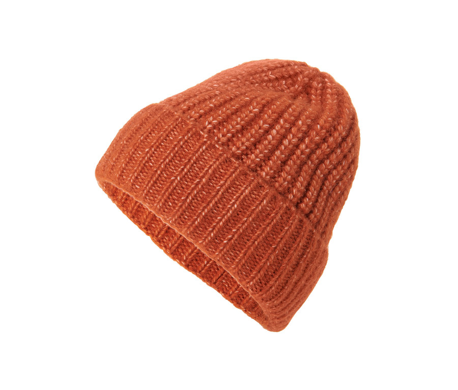 Bonnet en maille orange avec de la laine.