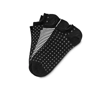 Quatre paires de socquettes noir et blanc.