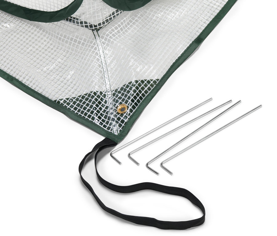 Détail d'un coin de la haute serre pop-up pour protéger les plantes avec trois piquets et une sangle noire.