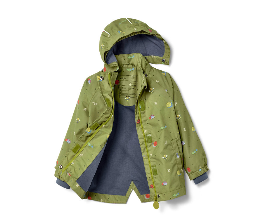 Veste de pluie verte pour enfant avec motifs.